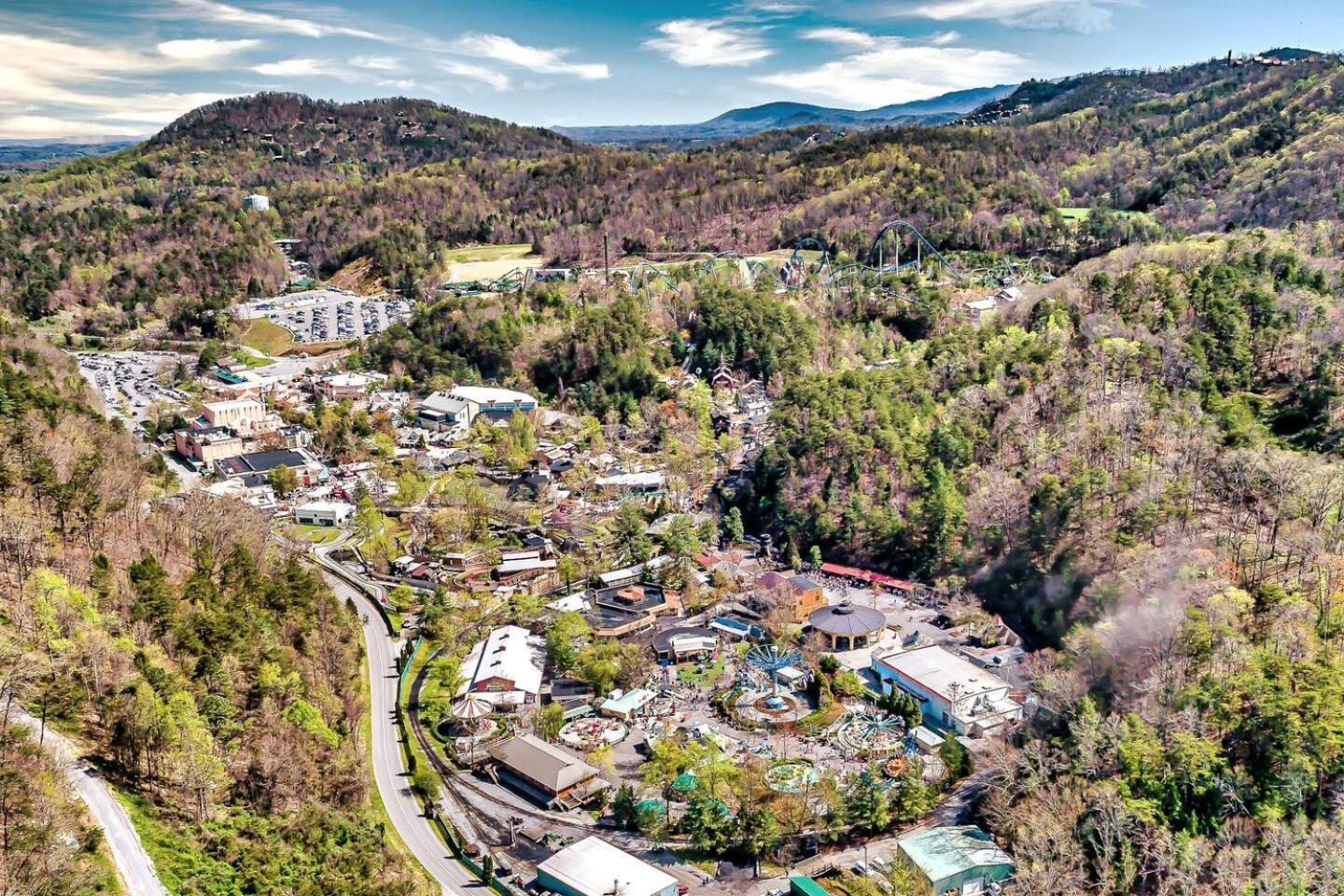Views I Mins To Dollywood I Hot Tub I Pool Table Villa Sevierville Ngoại thất bức ảnh